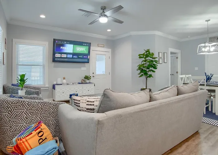 Spacious House With Private Patio And Pool Access *
