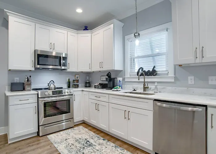 Spacious House With Private Patio And Pool Access Holiday home