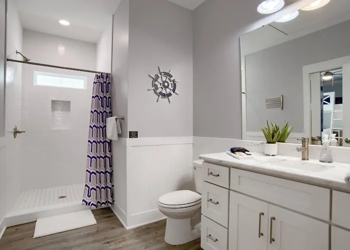 Spacious House With Private Patio And Pool Access