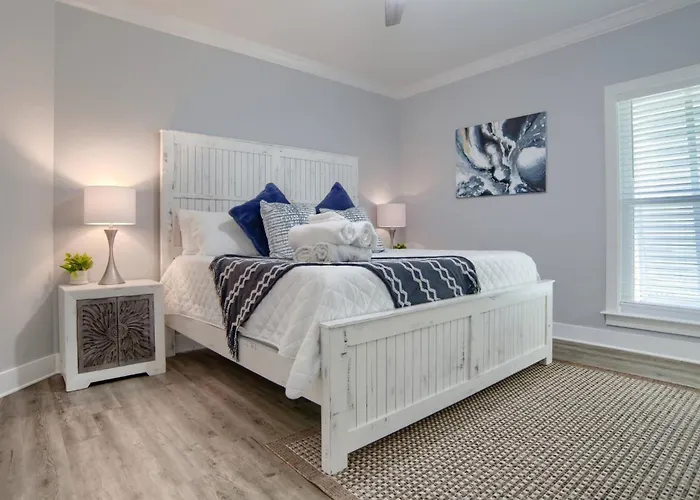 Spacious House With Private Patio And Pool Access Holiday home