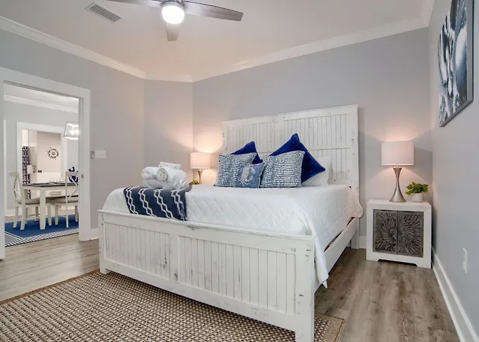 Spacious House With Private Patio And Pool Access Holiday home *