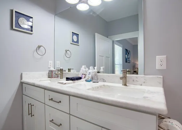 Spacious House With Private Patio And Pool Access *