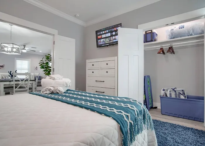 Spacious House With Private Patio And Pool Access Holiday home *