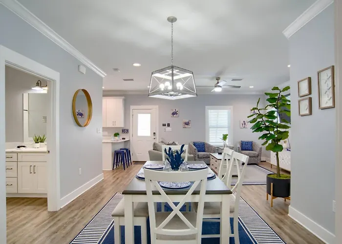 Spacious House With Private Patio And Pool Access Holiday home *