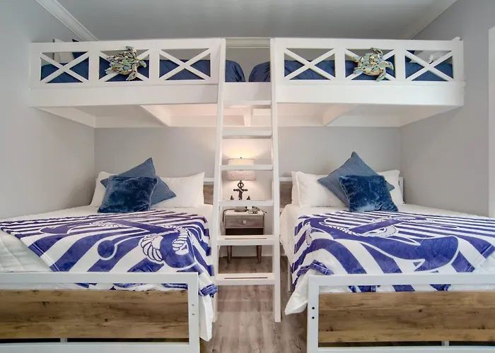 Spacious House With Private Patio And Pool Access Holiday home *