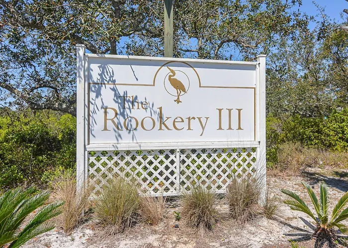 Spacious House With Private Patio And Pool Access Holiday home