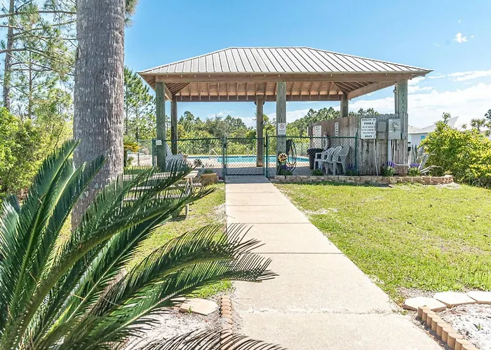 Spacious House With Private Patio And Pool Access Holiday home *