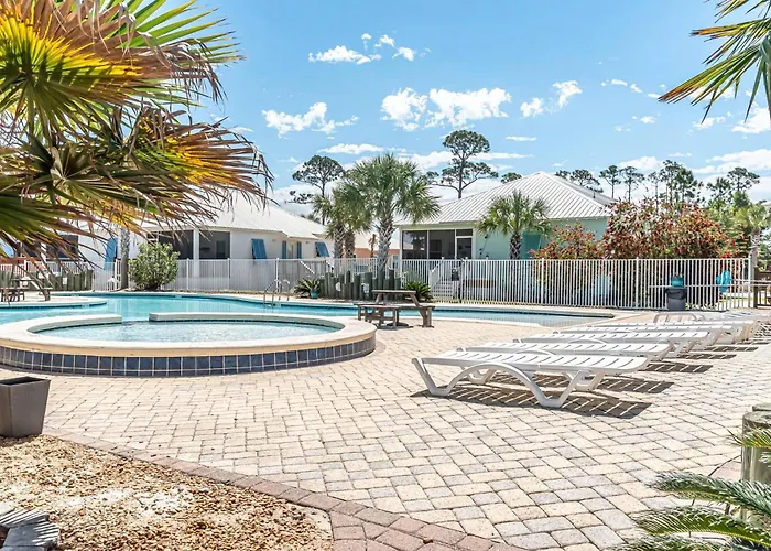 Spacious House With Private Patio And Pool Access